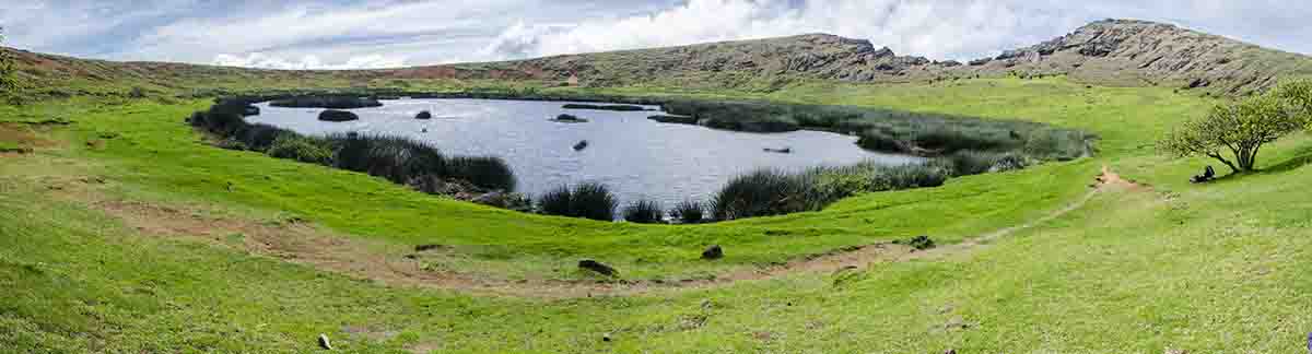 39 - Chile - isla de Rapa Nui o Pascua - Rano Raraku - crater